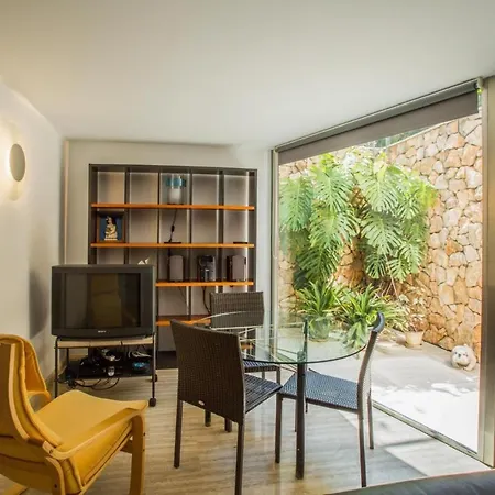 Acacia Apartment *